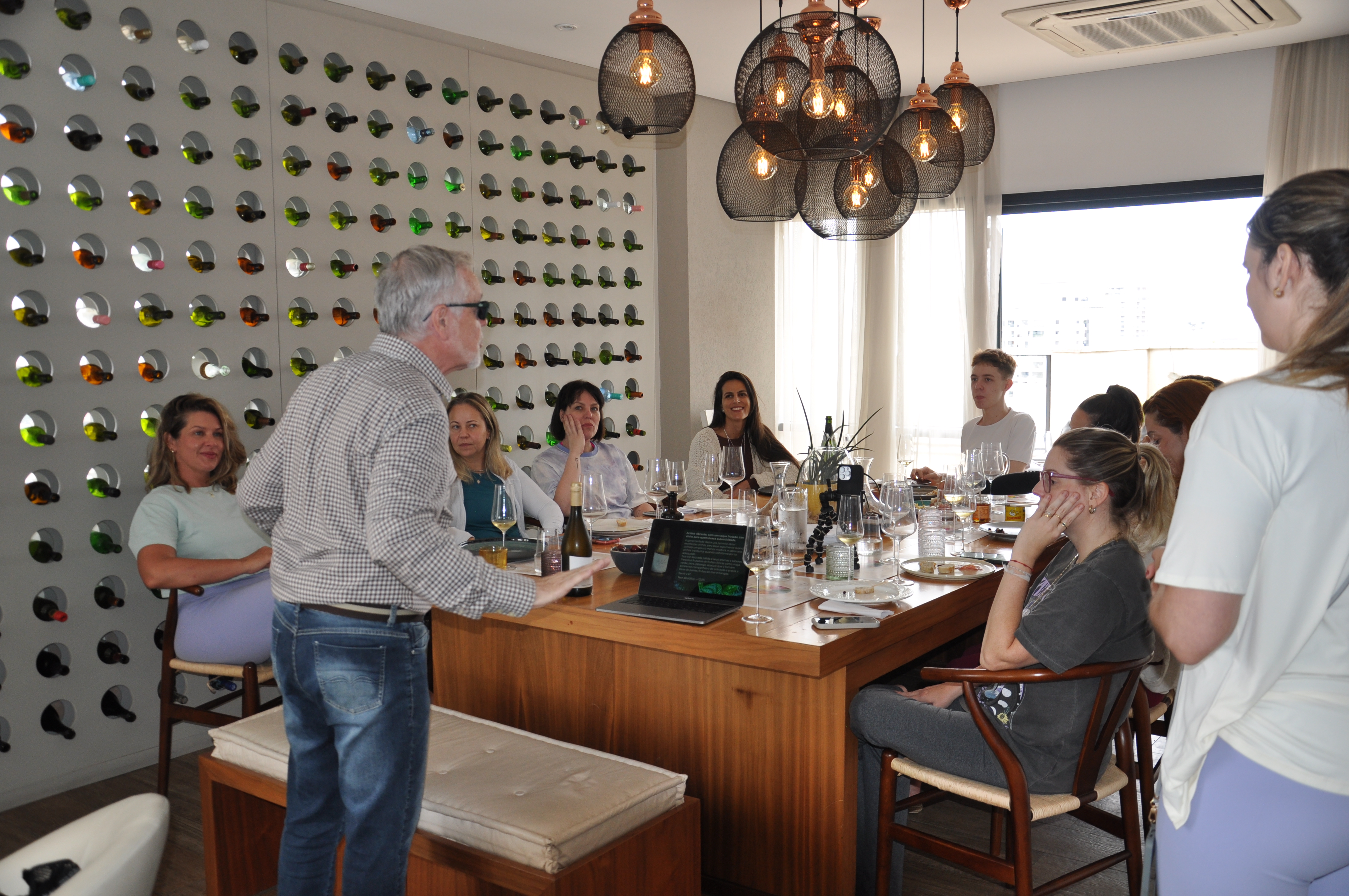 Momento da aula de degusta&ccedil;&atilde;o com o sommelier Sergio W. Bruxo.