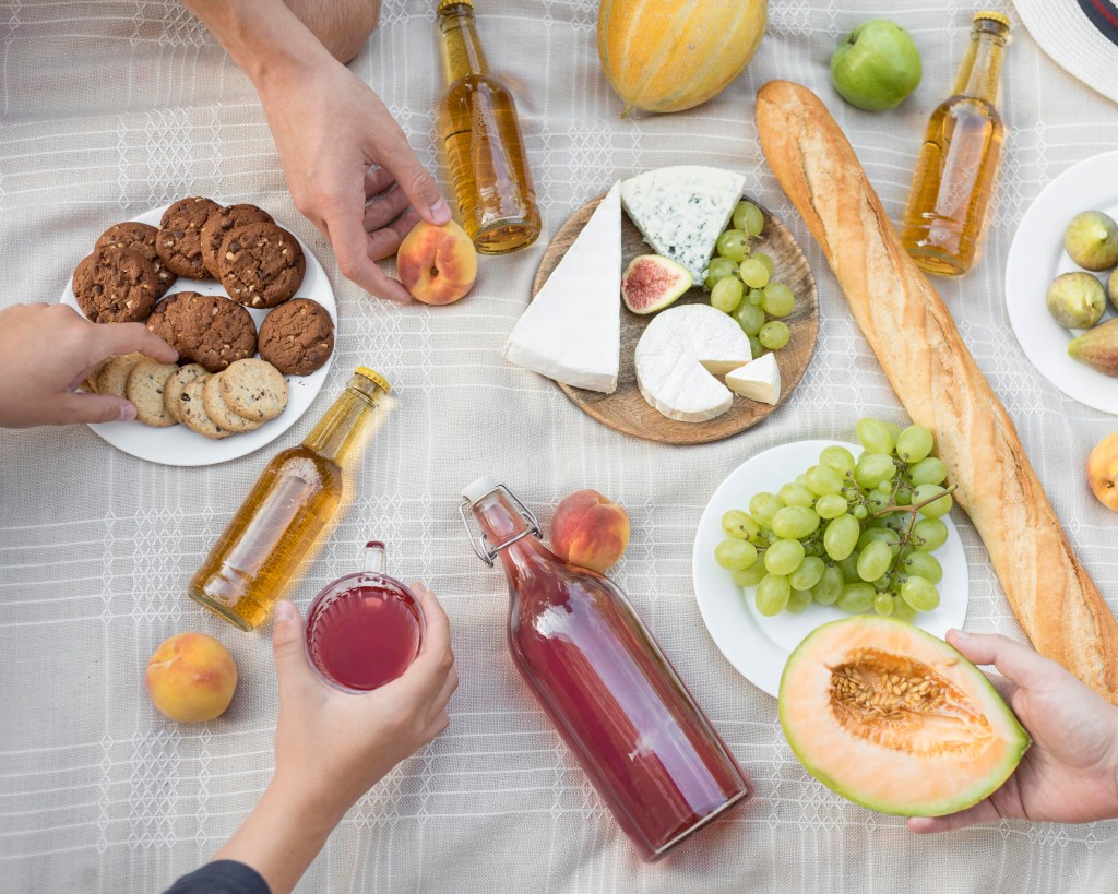 Como a bebida alcoólica impacta sua dieta? Dicas para um consumo consciente