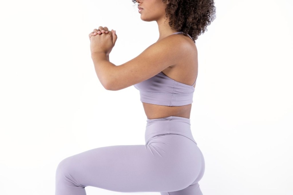 5 exercícios práticos para glúteos com elástico que você pode fazer em casa