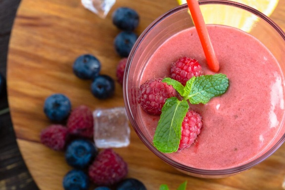 Dica de pós treino refrescante: smoothie de frutas vermelhas com iogurte