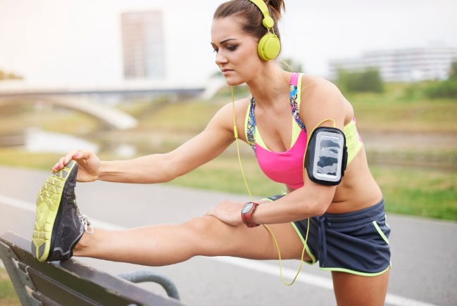 Como as atividades físicas ajudam a controlar os sintomas da TPM? Especialistas respondem.