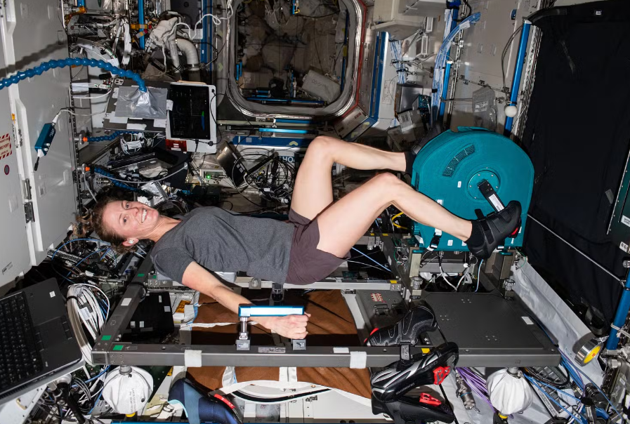 Como os astronautas praticam exercício no espaço, mesmo sem gravidade?