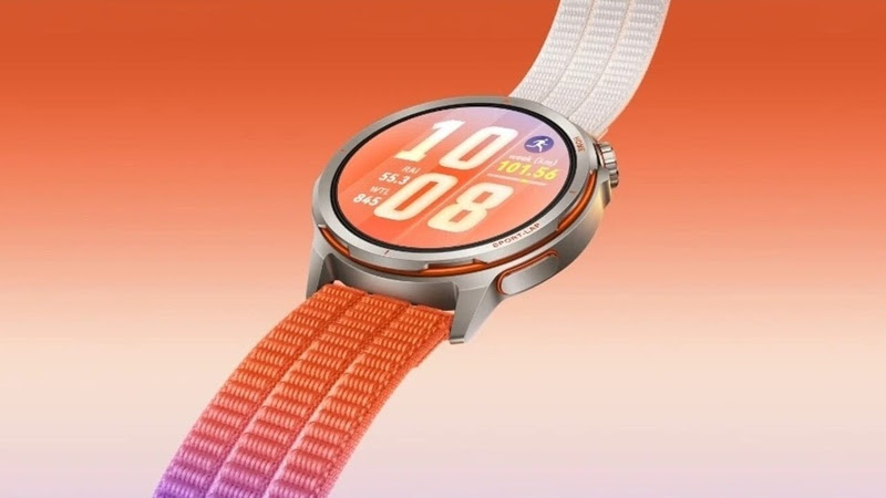 Smartwatch com caixa prateada e tela laranja exibindo "10 08", dados de saúde e distância percorrida, com pulseiras de tecido laranja e branca, sobre fundo degradê laranja e roxo