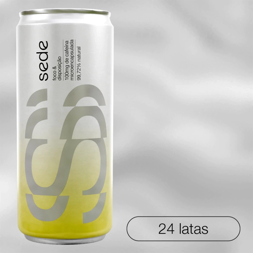 Lata de bebida Sede, branca com base amarela, letras cinzas e informa&ccedil;&otilde;es sobre cafe&iacute;na e foco. No canto inferior direito, um bot&atilde;o oval com "24 latas"