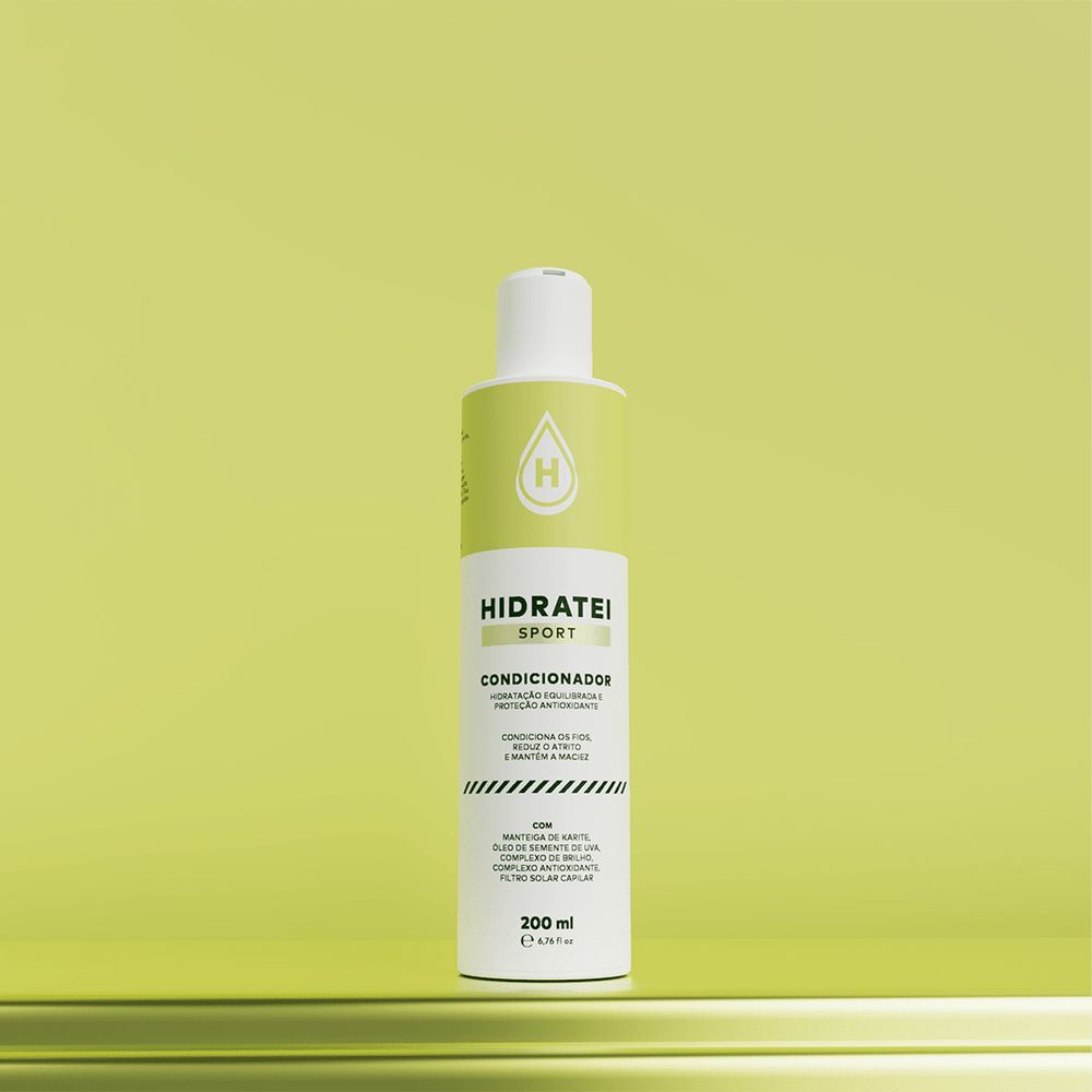Frasco branco e verde-claro do condicionador Hidratei Sport, 200 ml, com hidrata&ccedil;&atilde;o equilibrada e prote&ccedil;&atilde;o antioxidante, contendo manteiga de karit&eacute;, &oacute;leo de semente de uva, complexo de brilho, complexo antioxidante e filtro solar capilar, sobre fundo verde-lim&atilde;o