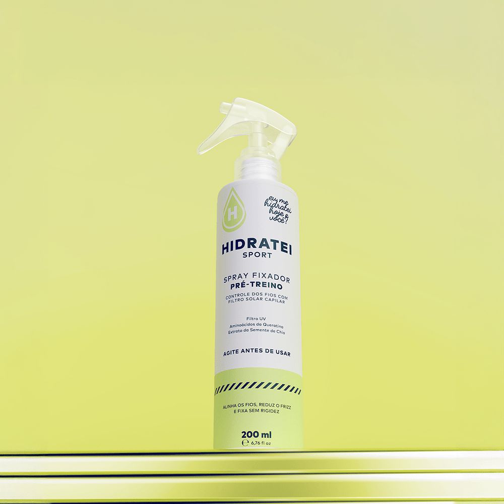 Frasco branco e verde-claro do spray fixador pr&eacute;-treino Hidratei Sport, com filtro solar capilar, amino&aacute;cidos de queratina e extrato de semente de chia. O produto alinha os fios, reduz o frizz e fixa sem rigidez, contendo 200 ml