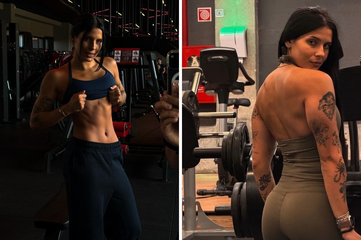 Mulher de cabelos escuros e longos, com tatuagens nos braços, posa em duas fotos lado a lado na academia. Na esquerda, ela levanta a blusa azul para mostrar o abdômen definido, vestindo calça de moletom escura. Na direita, de costas, ela exibe os músculos das costas e braços, usando top e calça justos cor cáqui, olhando por cima do ombro para a câmera