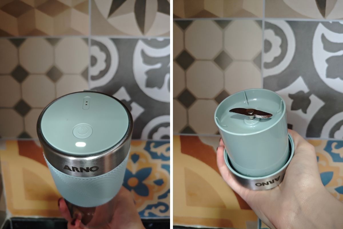 Duas imagens lado a lado de um liquidificador port&aacute;til verde-&aacute;gua. Na esquerda, ele est&aacute; fechado, com o bot&atilde;o de ligar aceso. Na direita, a parte superior est&aacute; removida, mostrando a l&acirc;mina interna. Uma m&atilde;o segura o aparelho em ambas as fotos, contra uma parede de azulejos decorados