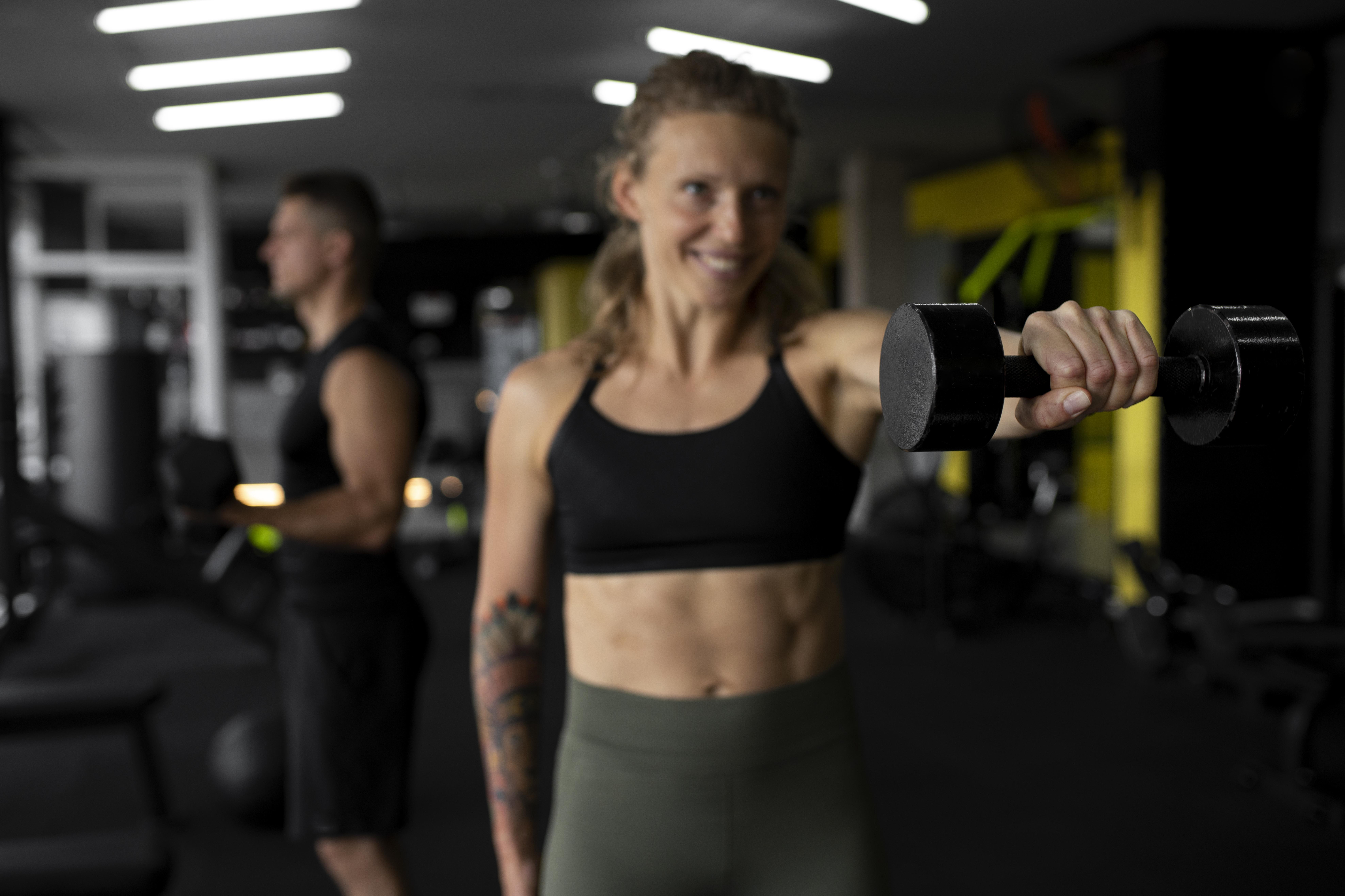 Por que a mecânica de um mesmo exercício pode ser diferente entre pessoas de alta e baixa estatura?