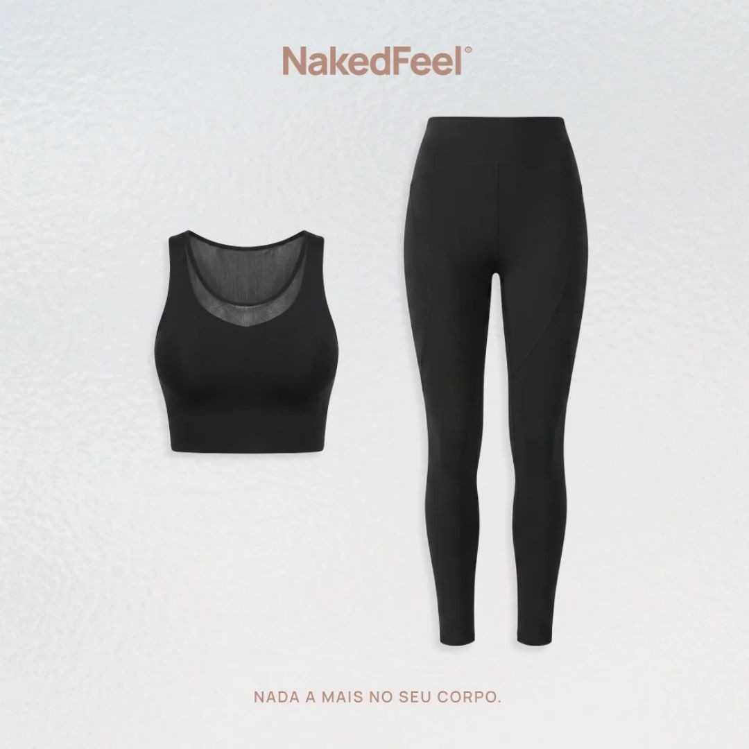 Conjunto de roupa esportiva preta, com um top cropped de alças largas e decote em V, e uma calça legging de cintura alta com detalhes texturizados nas laterais. O fundo é cinza claro com textura sutil. No topo, o logo NakedFeel® em marrom e, na parte inferior, a frase NADA A MAIS NO SEU CORPO em marrom